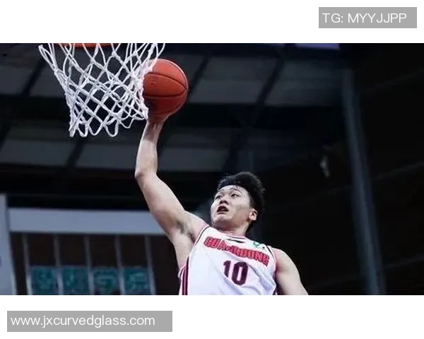 上海篮球队在选拔赛中以74分稳居积分榜首位展现强劲实力