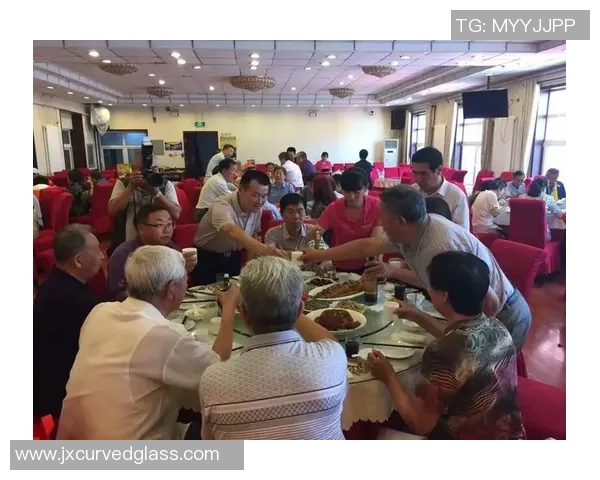 足球明星欢聚一堂碰杯庆祝精彩瞬间高清视频回顾