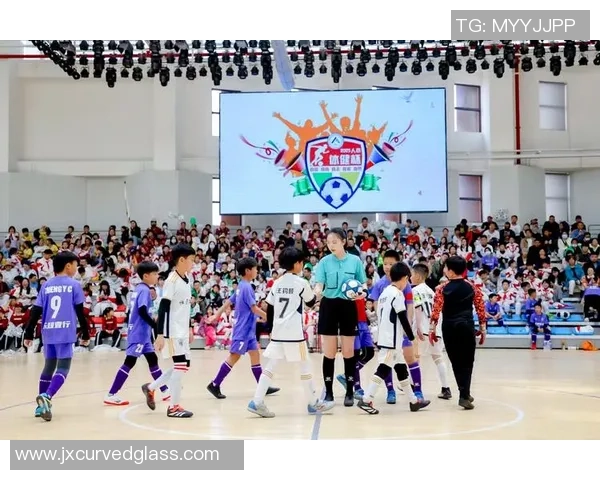 比赛足球的魅力与激情探讨如何提升青少年足球水平与参与热情 比赛足球的魅力与激情探讨如何提升青少年足球水平与参与热情