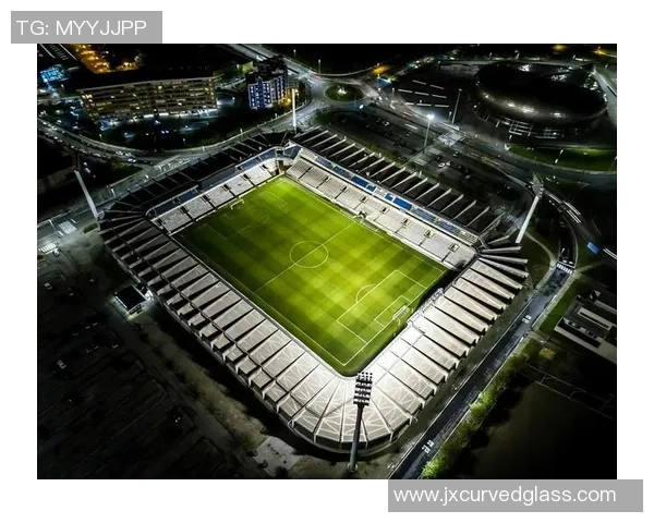 红旗飘扬下的绿茵场足球精神与国家荣誉的完美结合