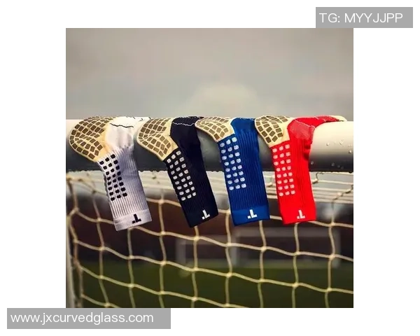 足球衣与足球袜的完美搭配助你成为场上焦点的秘诀分享